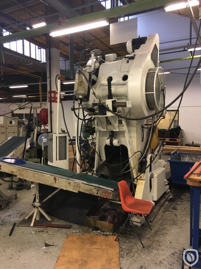 Ligne de fabrication de couvercles crénelés
